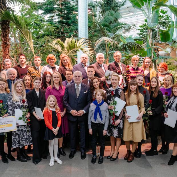 Foto aasta vabaühenduste tunnustuse saajatst ja president Alar Karisest