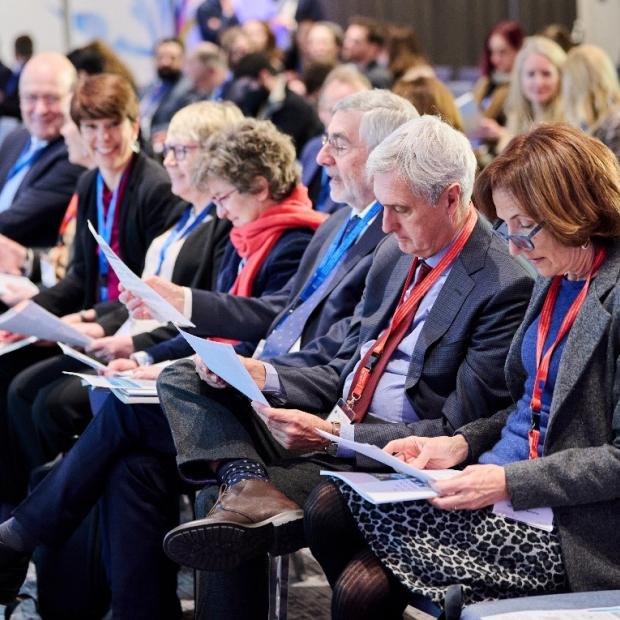 HLG liikmed loevad värsket raportit “Sotsiaalkaitse ja heaoluriigi tulevik Euroopa Liidus”, Brüssel, 7. veebruar 2023.