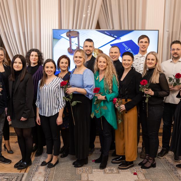 Fotol "Teadus 3 minutiga osalised": Hans Tiismus, Marit Alas, Liza Sedler, Liili Abuladze, Meeta Morozov, Gertha Teidla-Kunitsõn, Annette Miller, Kristo Raun, Keiu Paapsi, Heigo Rosin, Kertu Liis Krigul, Jürgen Karvak, Madli Raudkivi, Martin Sarap ja Maria Hansar