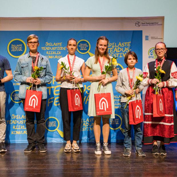 Auhinna pälvinud õpilased ja TLÜ teadusprorektor Katrin Niglas