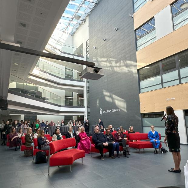 Teadusprorektor Katrin Niglas seismas publiku ees