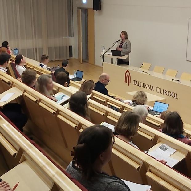 Inimene keset linnaesed auditooriumis istumas