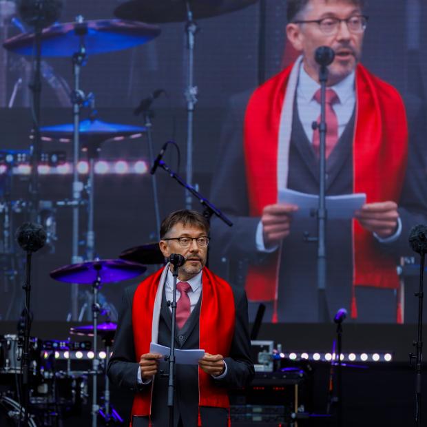 fotol on rektor Tõnu Viik kõnet pidamas