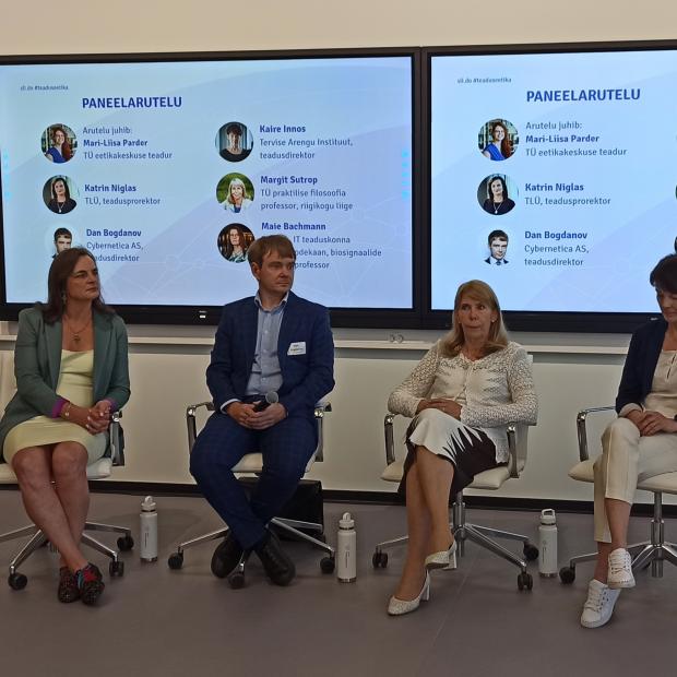 Paneelarutelul osalesid (vasakult) arutelujuht Mari-Liisa Parder (TÜ eetikakeskuse teadur), Katrin Niglas (TLÜ, teadusprorektor), Dan Bogdanov (Cybernetica AS, teadusdirektor), Margit Sutrop (TÜ praktilise filosoofia professor, riigikogu liige), Kaire Innos (Tervise Arengu Instituut, teadusdirektor) ja Maie Bachmann (TalTech, IT teaduskonna teadusprodekaan, biosignaalide töötluse professor).