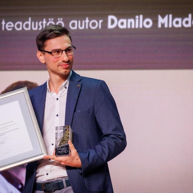 Danilo Mladenović Tallinna ettevõtlusauhindade galal preemiat vastu võtmas