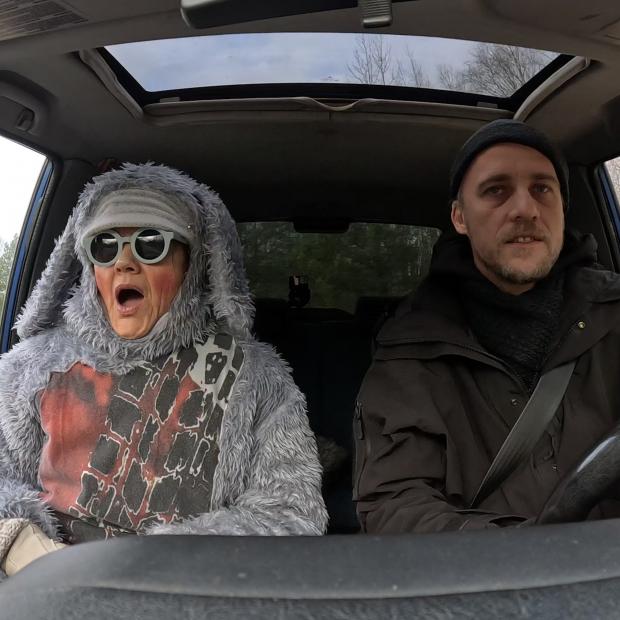 Kuvatõmmis filmist - jänes ja autojuht