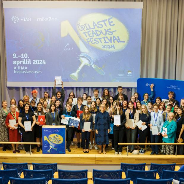Õpilaste teadustööde festivali grupipilt kõigi auhinnasaajate ja nende juhendajatega