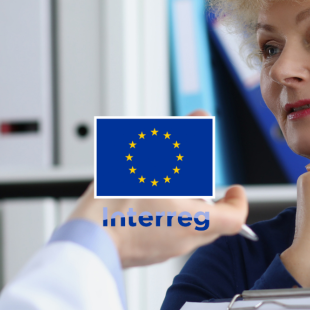 Interreg logo koos taustapildiga vanemast töötajast