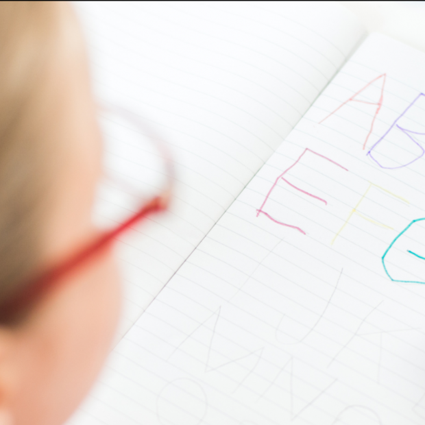 laps õpib kirjutama