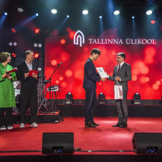 Tõnu Viik annab üle tänukirja Joonas Hellermale