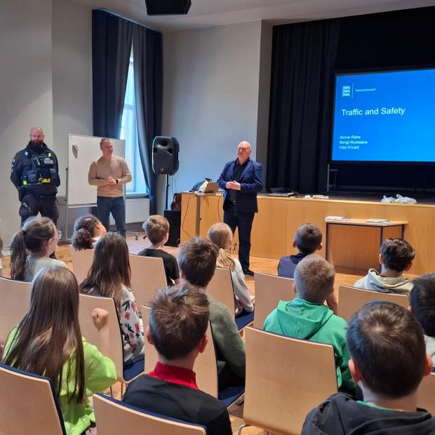 Tudengid praktikaloengut läbi viimas õpilaste ees