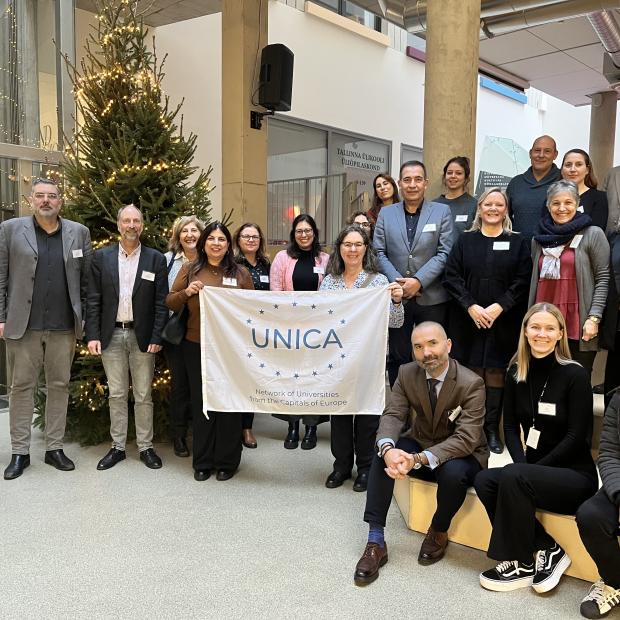 Osalejate grupipilt UNICA lipuga