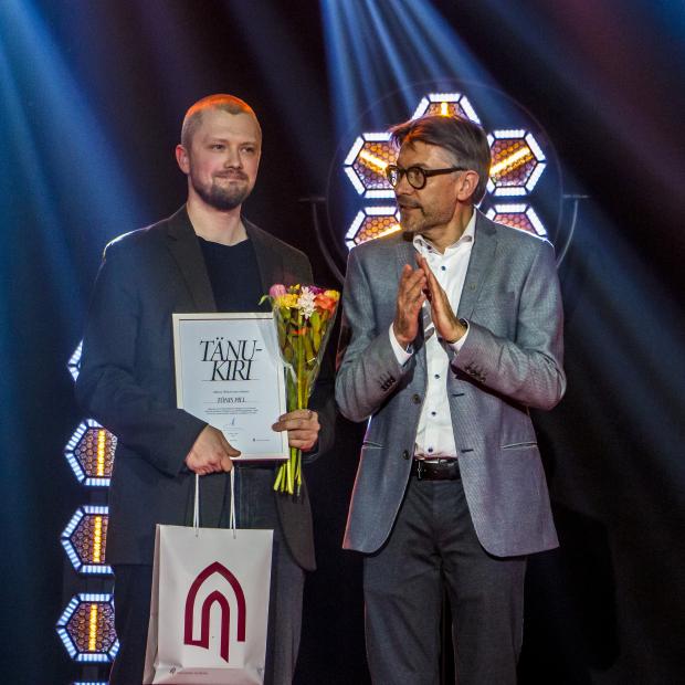 Aasta vilistlane Tõnis Pill ja rektor Tõnu Viik