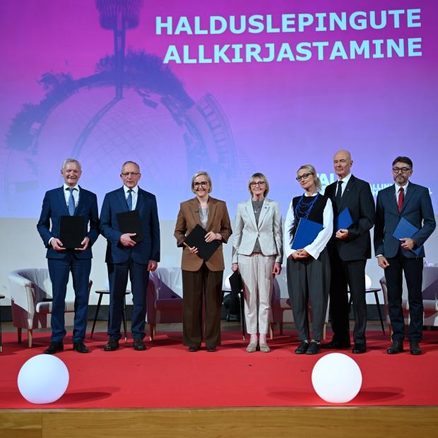 Halduslepingute allkirjastamine. Foto Raimond Vink