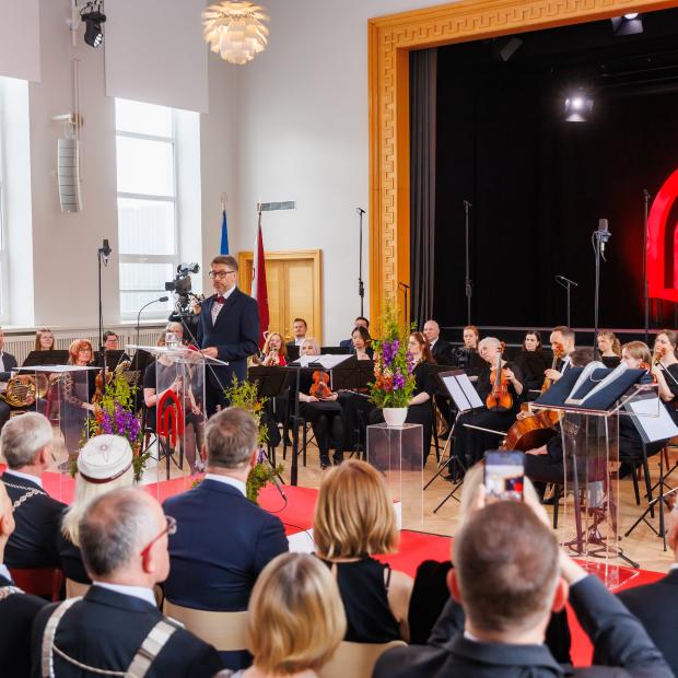 Ametist lahkuv rektor Tõnu Viik rektor Priit Reiska inaugureerimisel. Foto Arno Mikkor