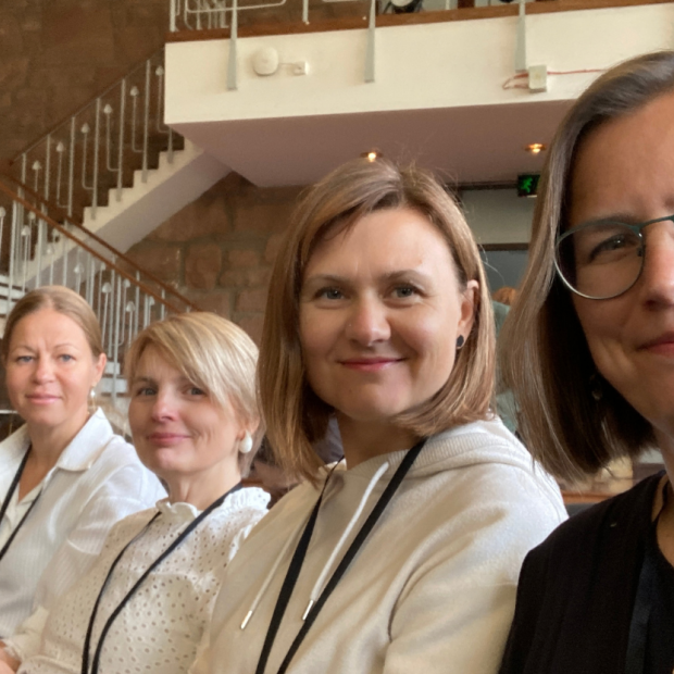 vasakult Laura Sillar, Külli Kuri, Merilin Aruvee ja Kristiina Bernhardt konverentsi avaettekande eel