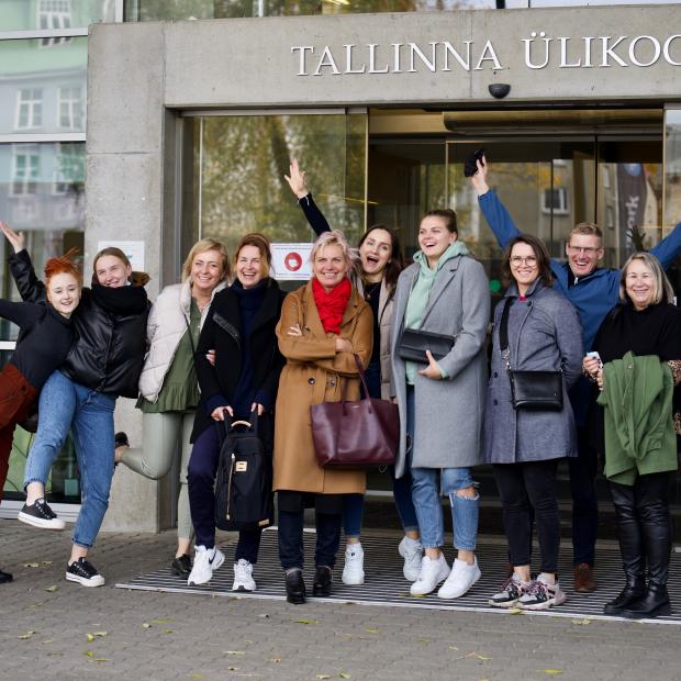 Õpitegevuse meeskond TLU Mare maja ees