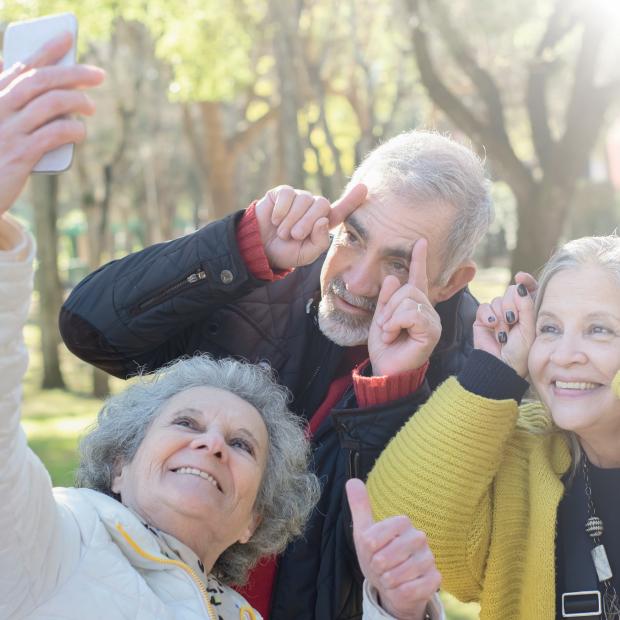 Kolm eakat tegemas endast selfit