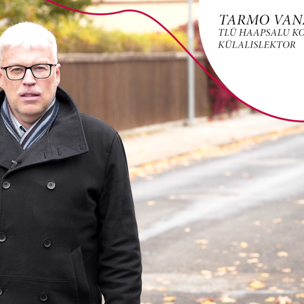 Tarmo Vanamõisa seisab vasakul teepeal, üleval paremal tekst tema nime ja ametiga
