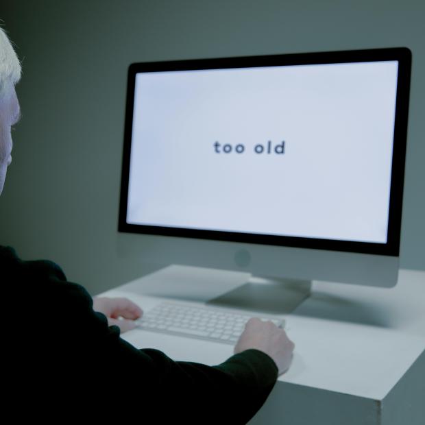 Vanem meesterahvas istub arvuti ekraani ees, kus peal on kiri "too old"