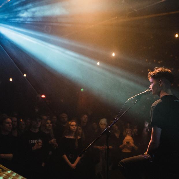 Räppar Eik esinemas