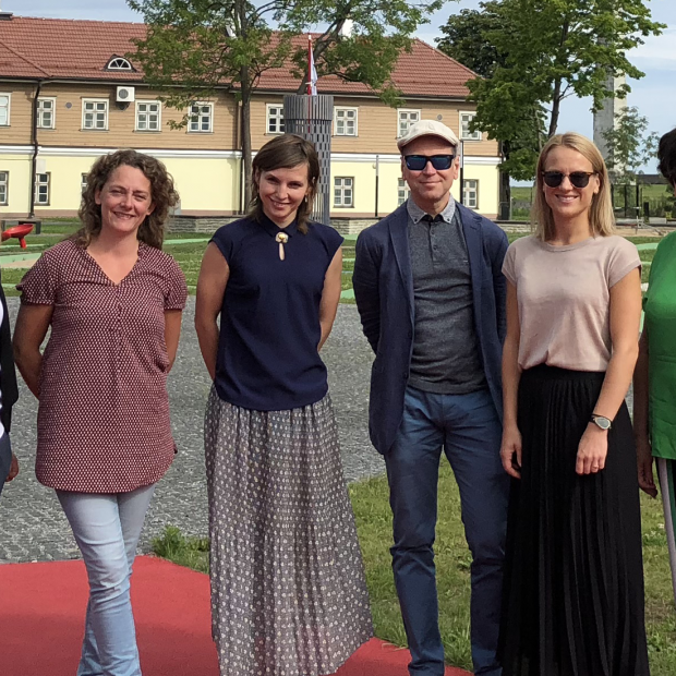 Nordplusi projekti liikmed Filmimuuseumi ees