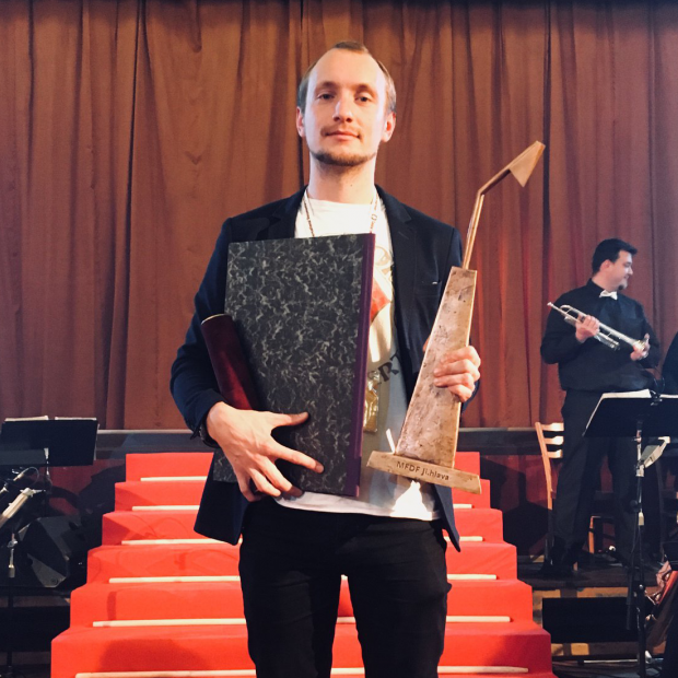 Mihkel Oksmann with the award