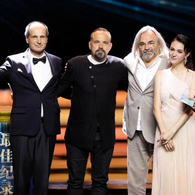 Võidufilmi autorid auhinda vastu võtmas