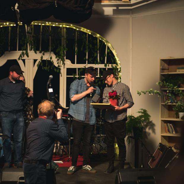 Kaupo Muuli (paremal) preemiat vastu võtmas