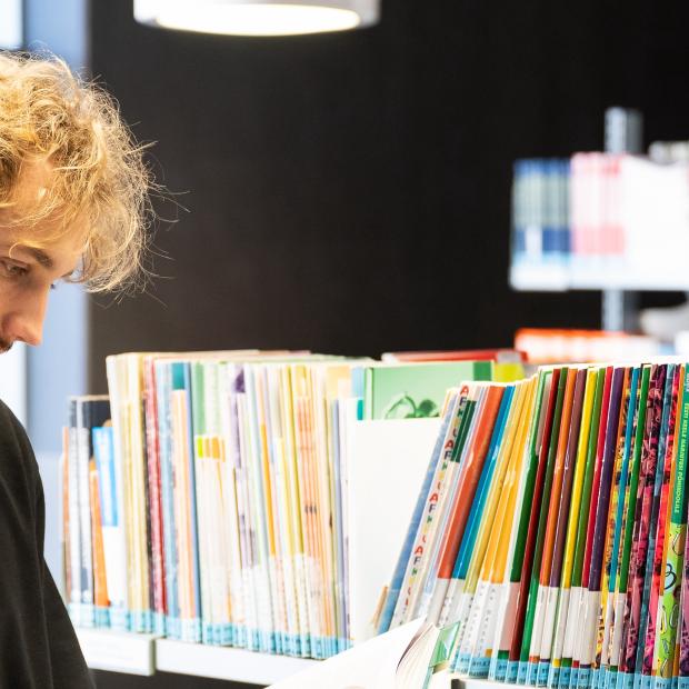 tudeng loeb õpikeskuses
