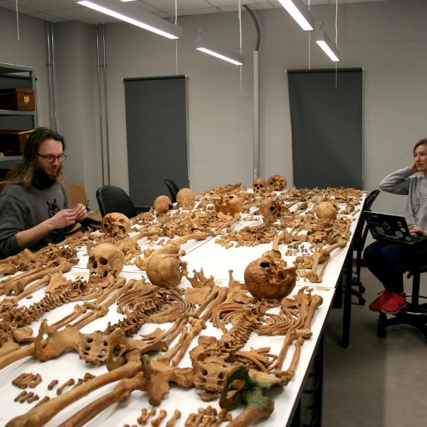 Tartu Ülikooli ajaloo ja arheoloogia instituudi osteoloog Martin Malve ning assistent Lisette Reinvars.