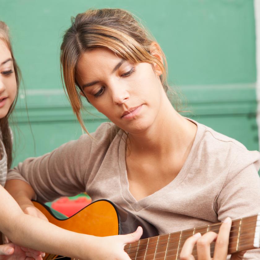 muusikaõpetaja õpetamas