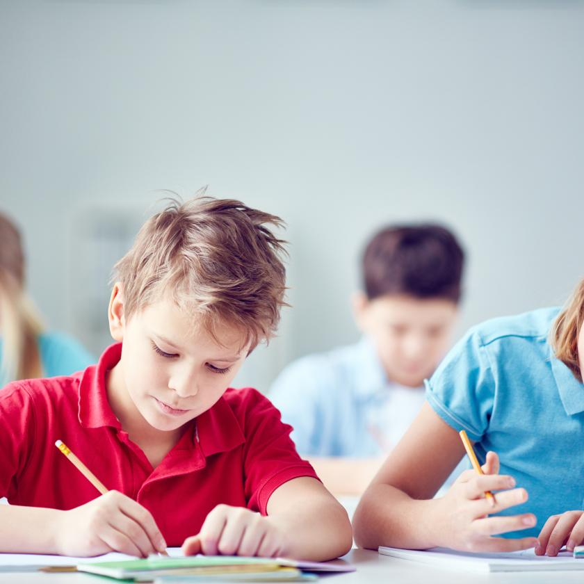 õpilased koolipingis