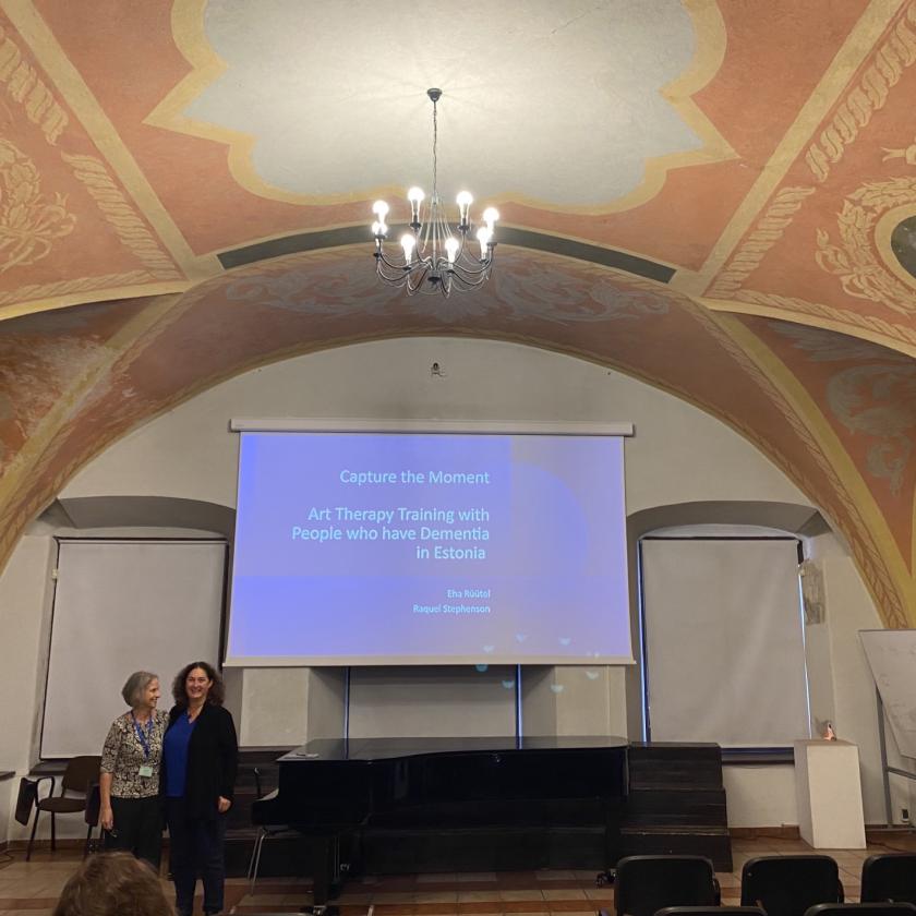 Foto: Janek Dubowski, fotol Eha Rüütel koos Raquel Chapin Stephensoniga esinemas ajaloohõngulises Gooti saalis Vilniuse Kunstiakadeemias