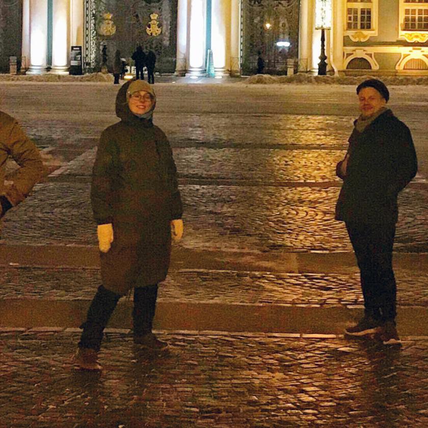 ajalootudengid Ermitaaži ees