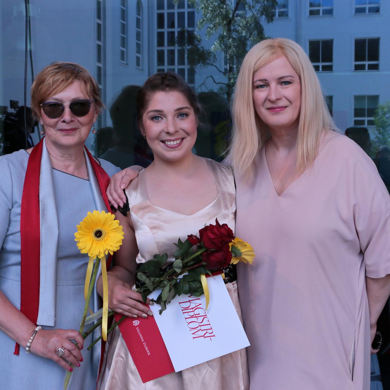 Foto: Piret Räni. Lõpetamisel, koos juhendajatega, vasakult Tiiu Koff, Kadi Karmen Kaldma, Kairi Koort.