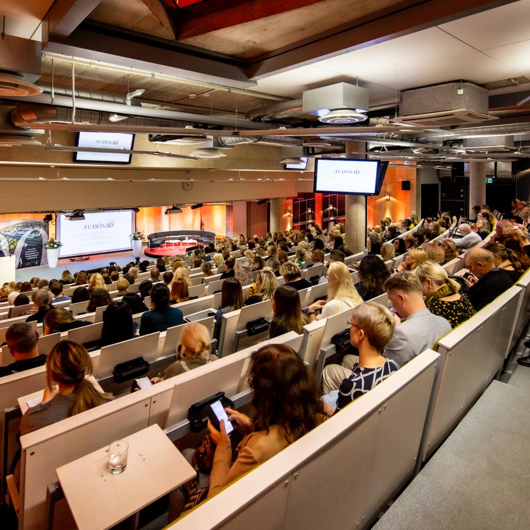 Pilt konverentsilt, saal täis inimesi