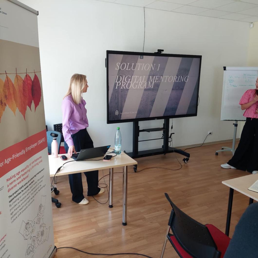 kaks tudengit oma ELU projekti esitlemas ekraani ees