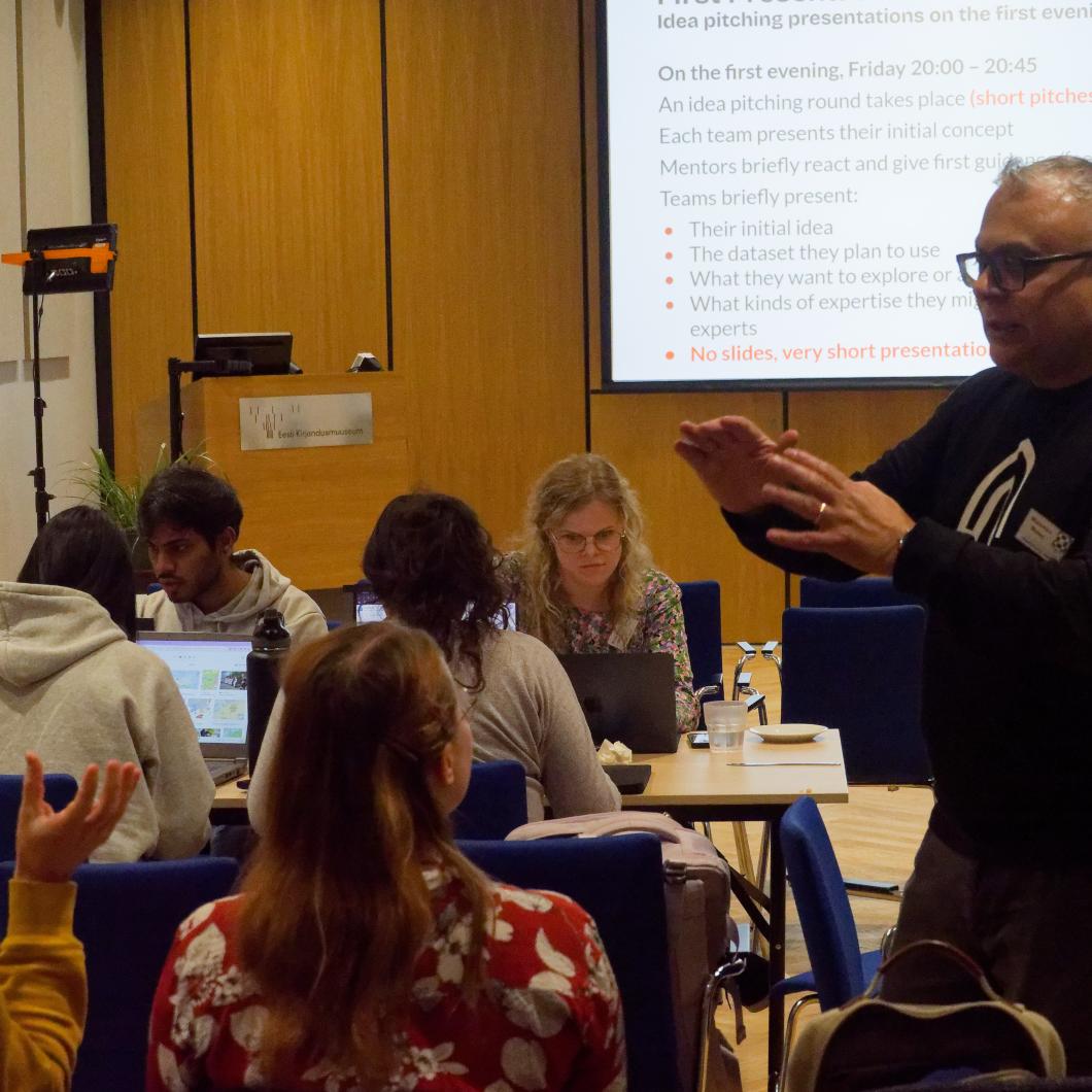 Mahendra Mahey häkatoni juhendamas.