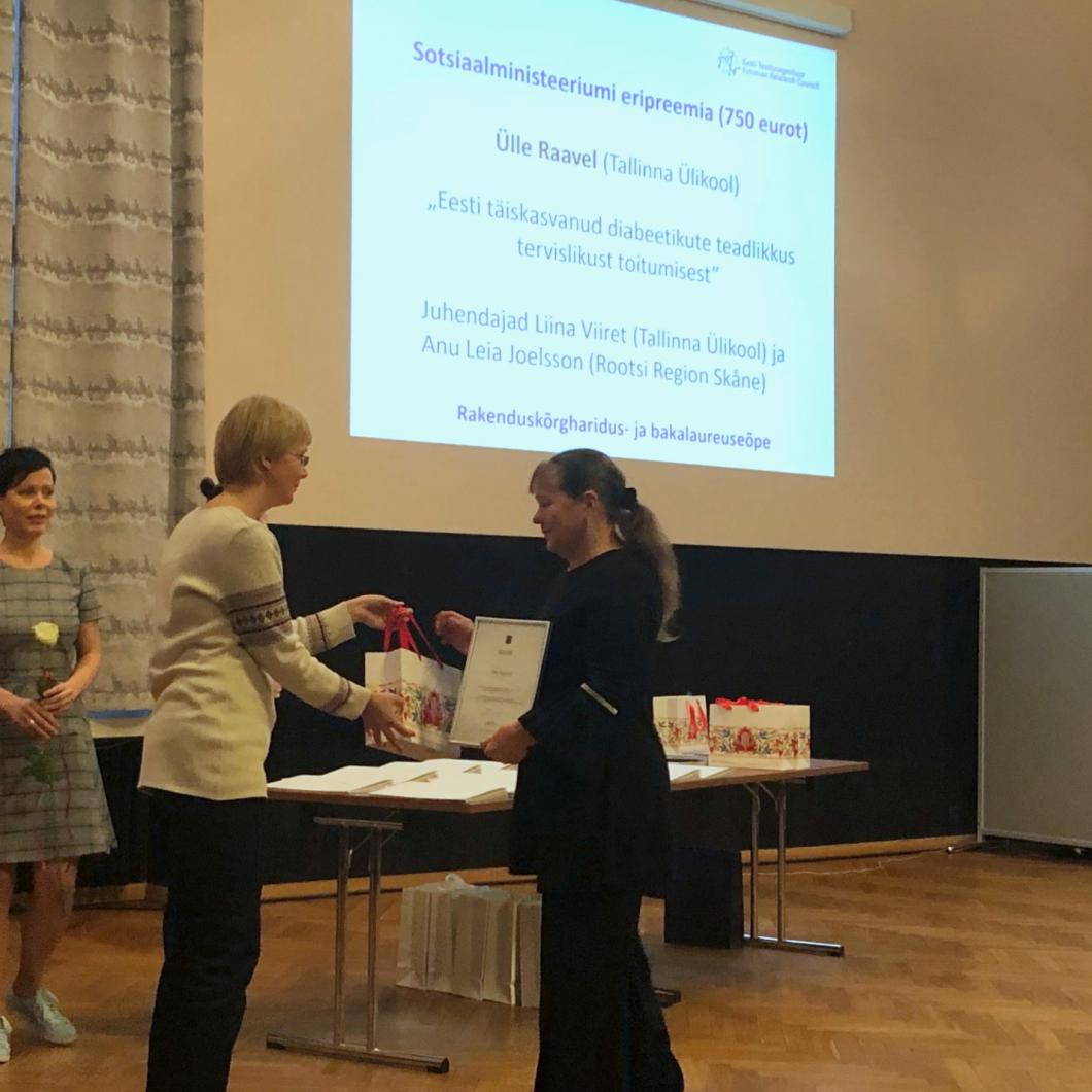 Ülle Raavel tunnustuse üleandmisel