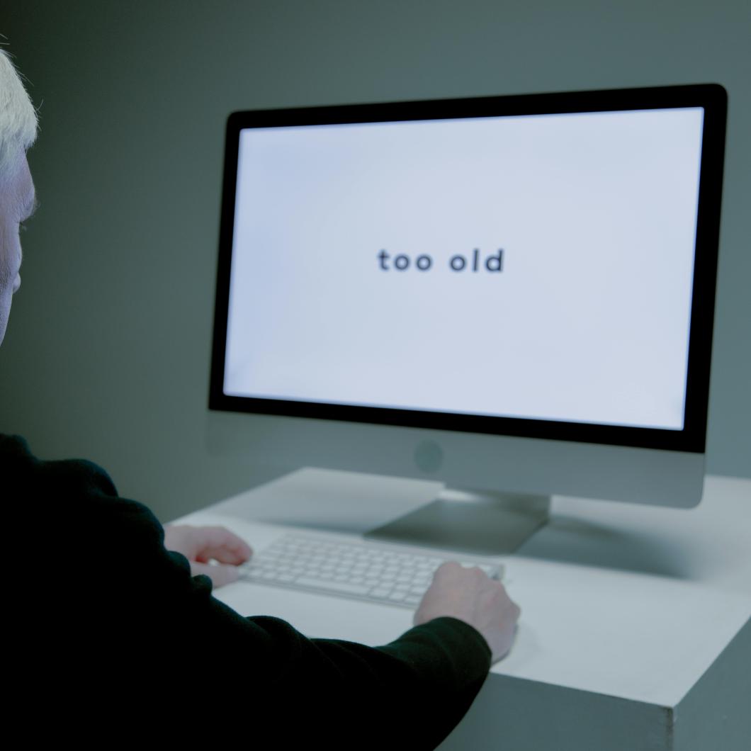 Vanem meesterahvas istub arvuti ekraani ees, kus peal on kiri "too old"