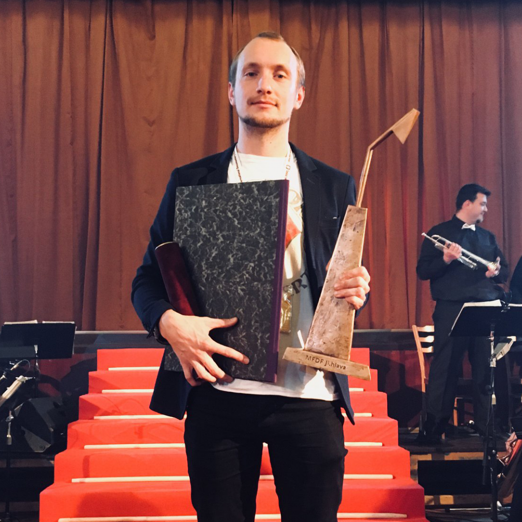 Mihkel Oksmann with the award
