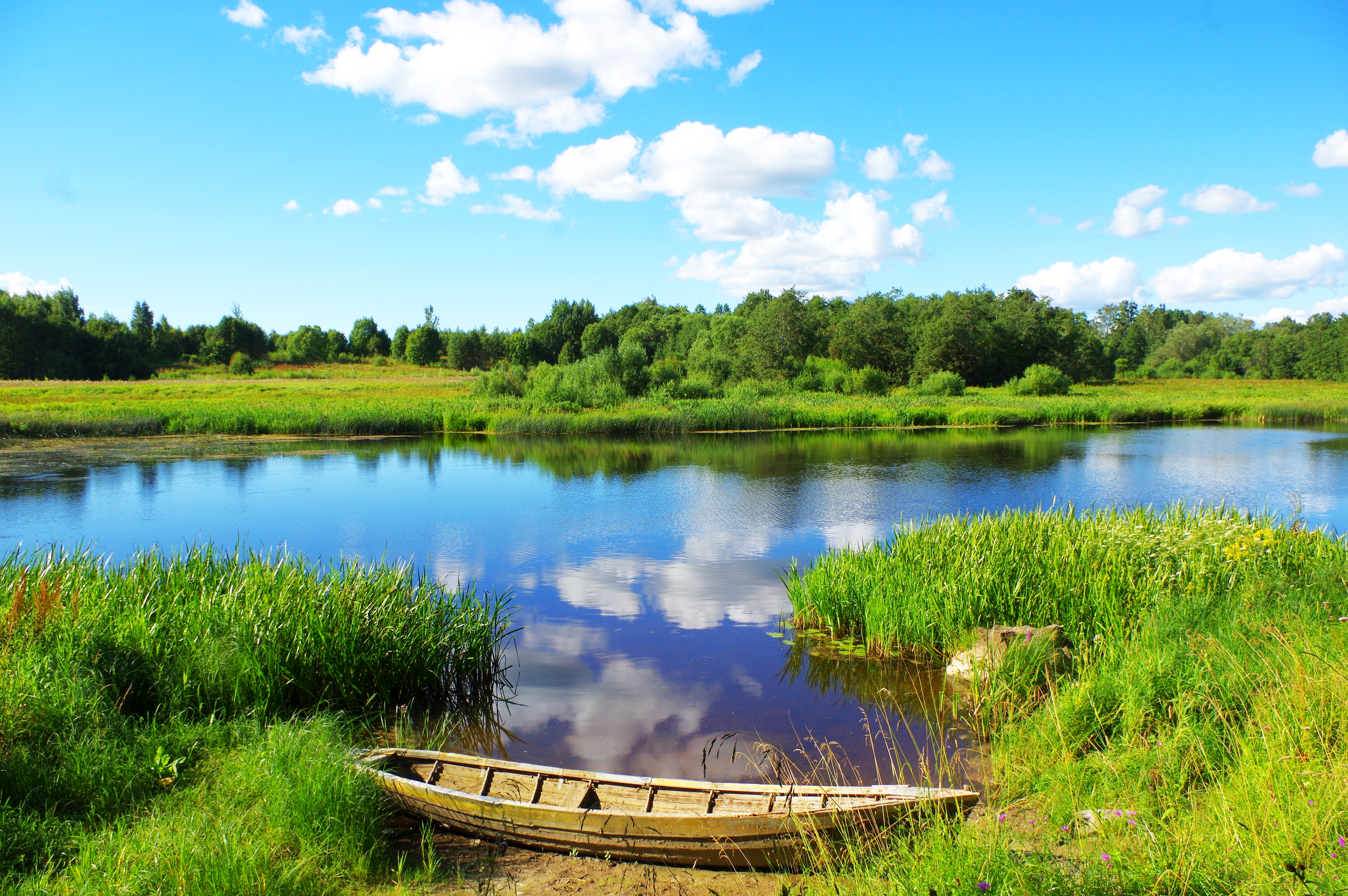 Paat jõe kaldal